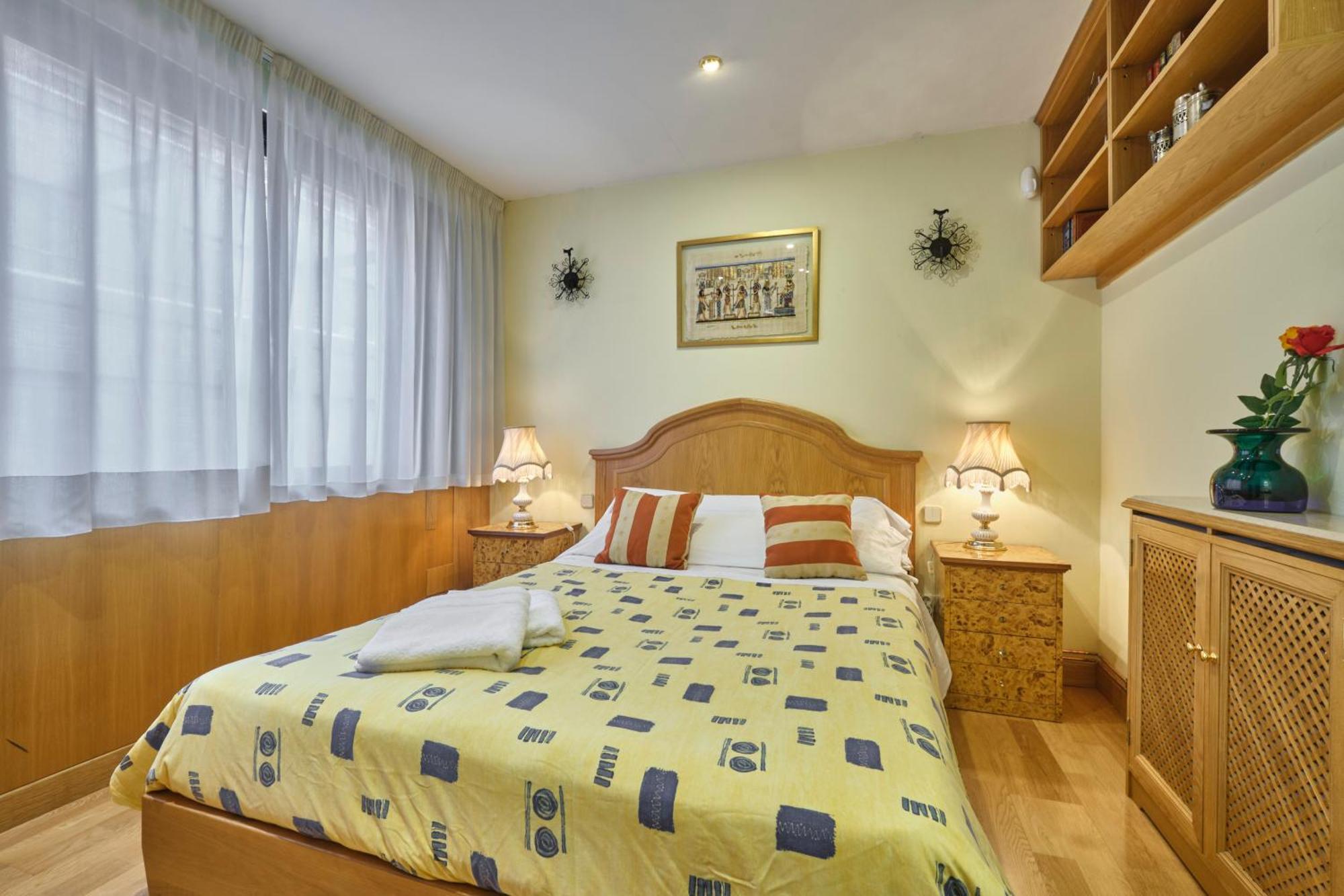 Apartamentos Carlos Madrid Luaran gambar