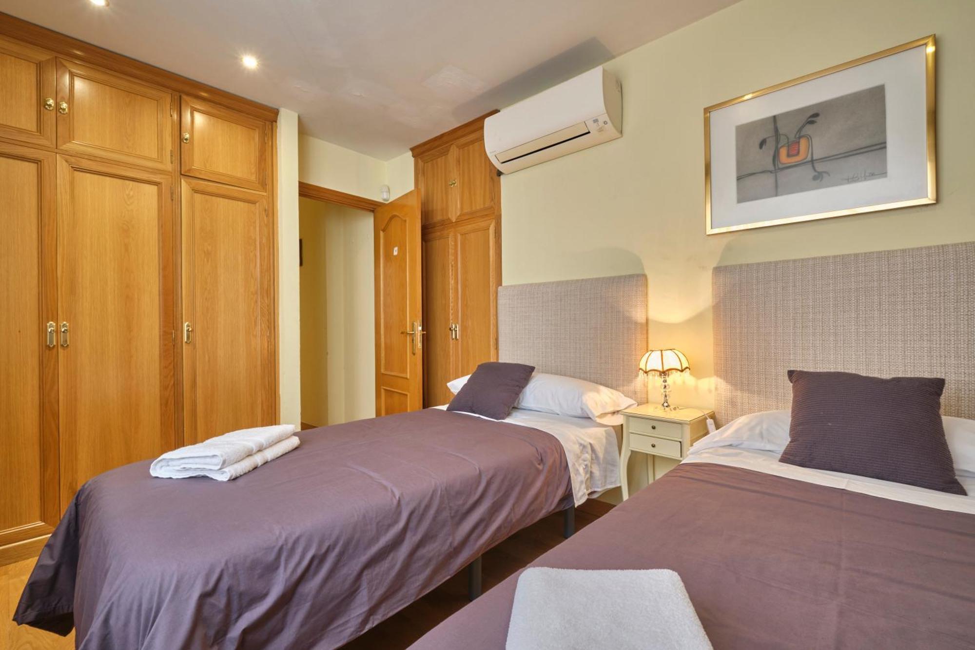 Apartamentos Carlos Madrid Luaran gambar